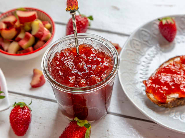 Rabarbra og jordbærsyltetøy