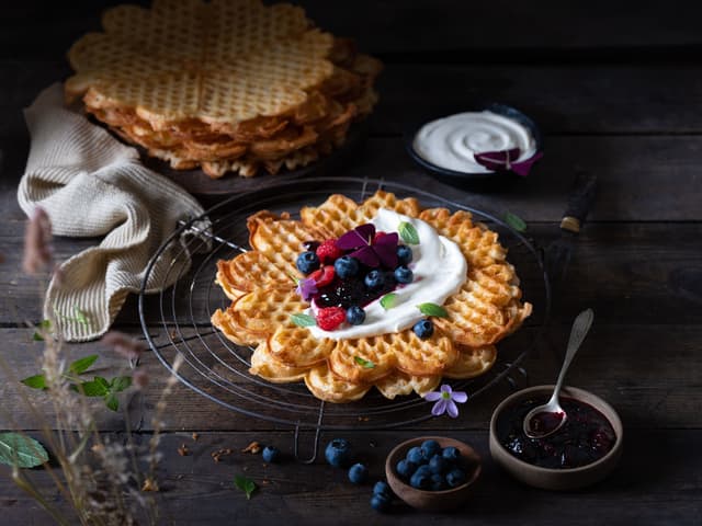 Sprø rømmevafler med skogsbær