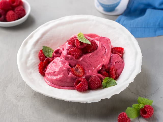 Yoghurtis med bringebær, banan og mynte