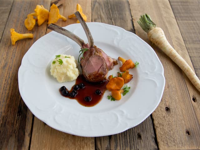 Lammecarré med kantareller og rødvinssaus