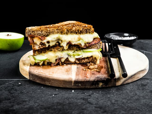 Ostesmørbrød med Norvegia® vellagret, eple, bacon og karamellisert løk