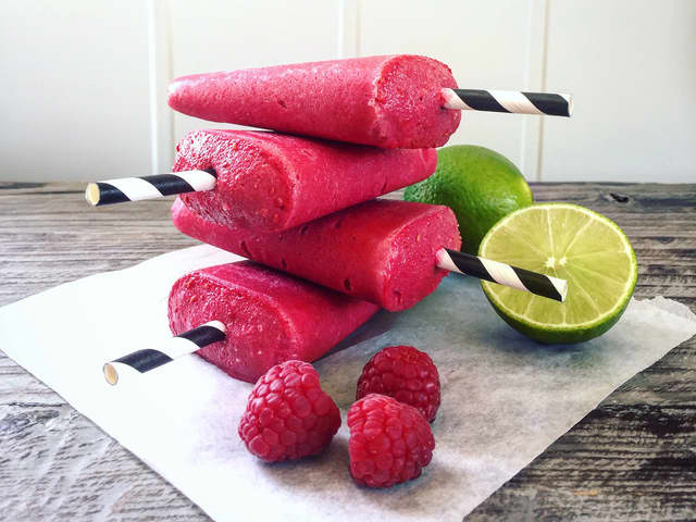 Pinneis med bringebær, mango, lime og yoghurt