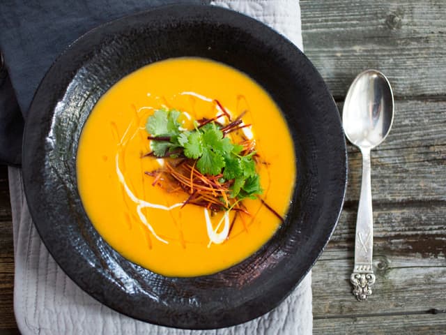 Søtpotet- og gulrotsuppe med ingefær
