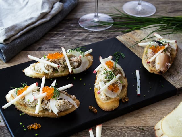 Crostini med krabbe, fennikel og eple