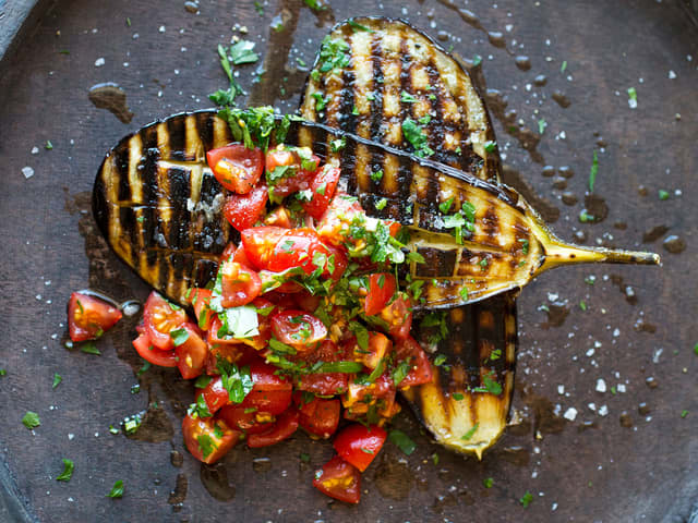 Grillet aubergine med tomatsalat