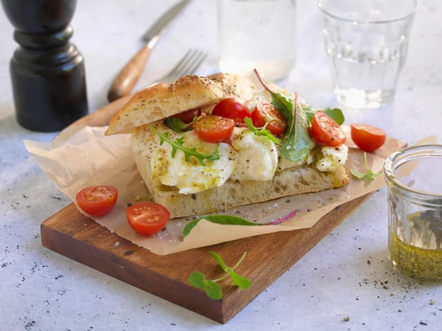 Focaccia med mozzarella, tomat og pesto