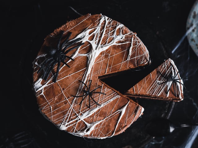 Enkel halloweenkake med spindelvev