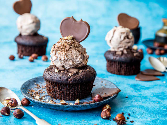 Søte sjokolademuffins med iskrem