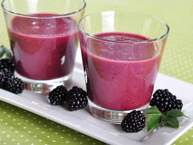 Smoothie med banan og bjørnebær