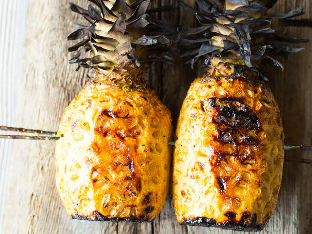 Helgrillet ananas med kryddersukker