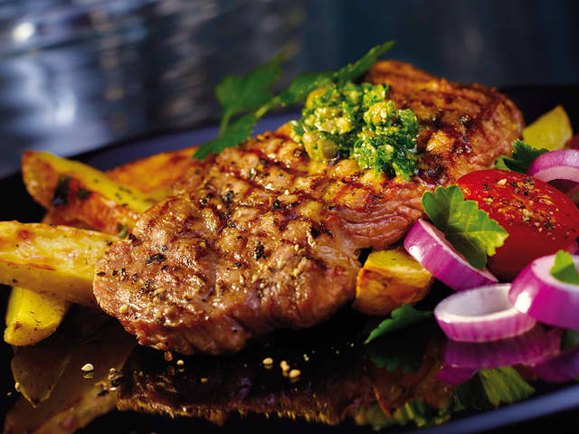 Svinenakke med råstekte poteter