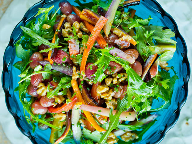 Varm gulrotsalat med ovnsbakte gulrøtter og druer