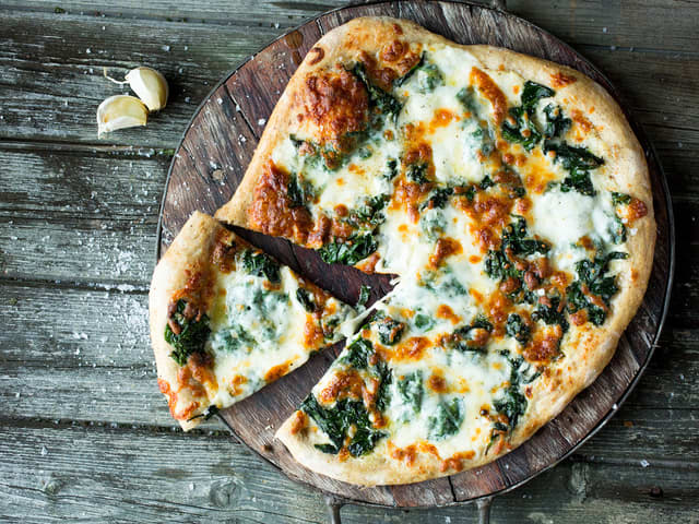 Hvit pizza med creme fraiche og spinat