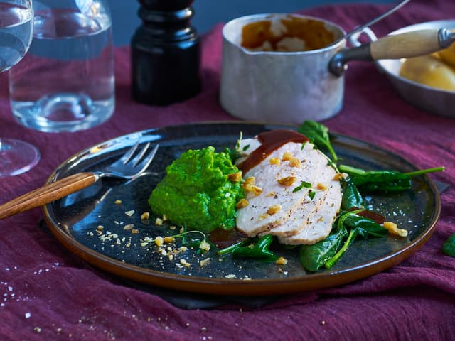 Kalkunfilet med ertepurè, spinat og brun saus