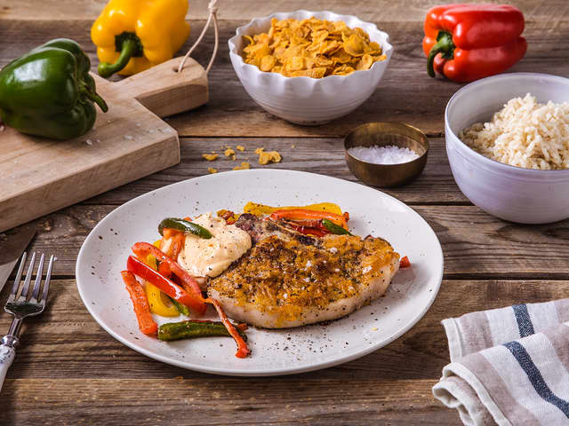 Svinekoteletter med cornflakes og stekt paprika