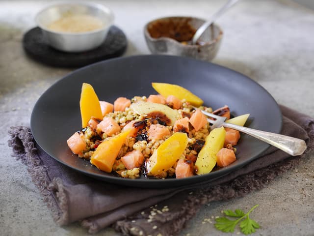 Asiatisk byggrynssalat med laks og gulrøtter