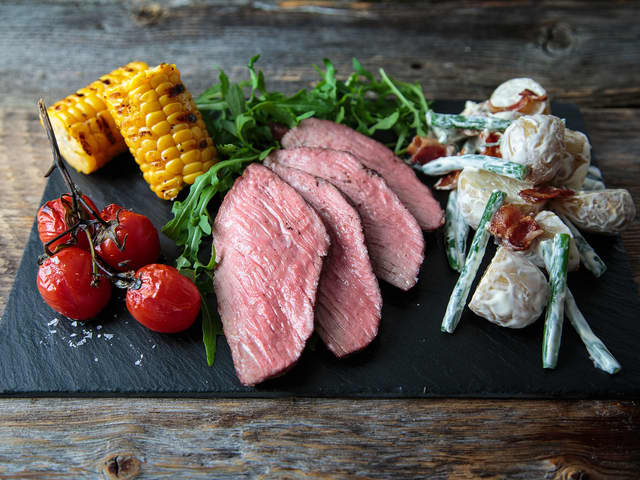 Saftig ytrefilet med potetsalat og maiskolber