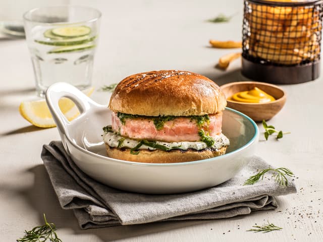 Saftig lakseburger med tzatziki