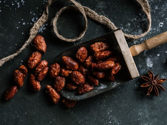 Brente mandler uten melk