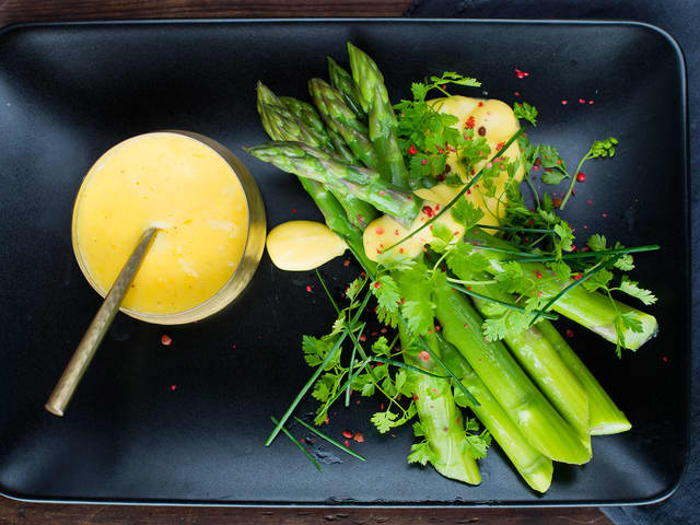 Asparges med sitronhollandaise