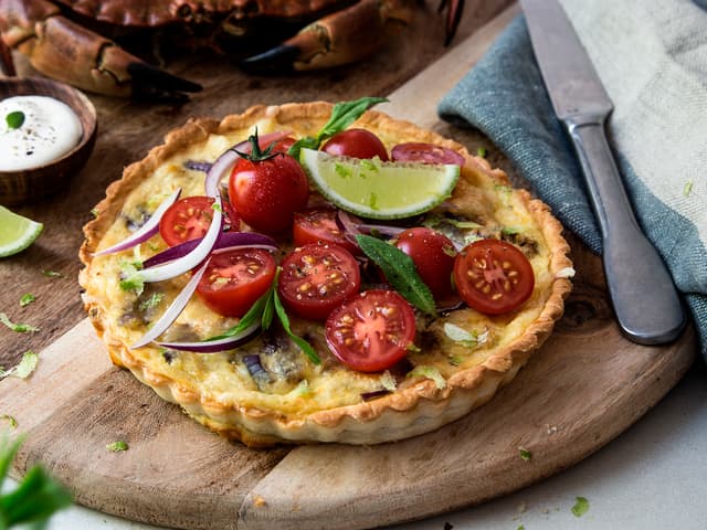 Krabbeterte med tomatsalat