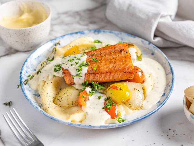 Ovnsbakt laks med kremet saus