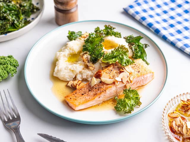 Stekt laks med blomkålpuré og grønnkålchips