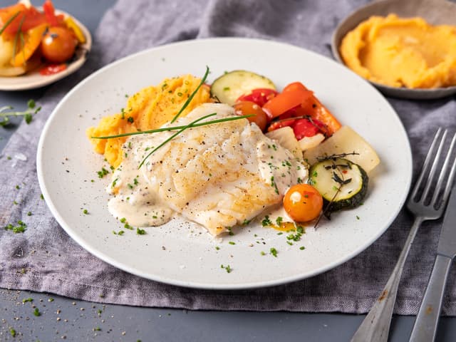 Ovnsbakt skrei med søtpotetmos og hvit saus