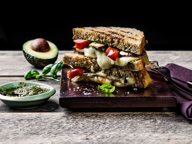 Ostesmørbrød med aubergine, pesto og avokado