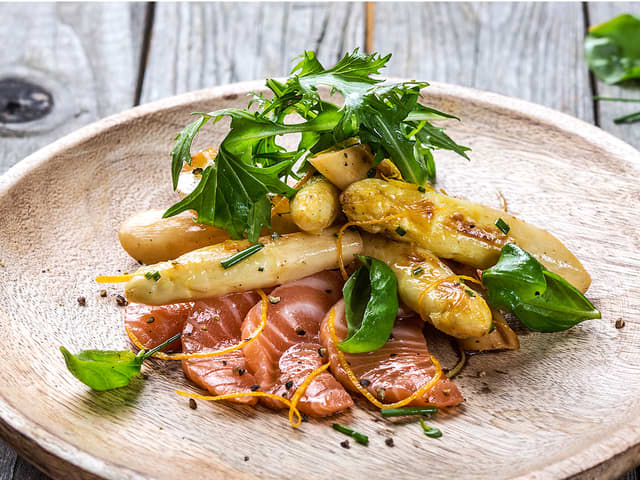 Smørstekte hvite asparges med laks og sitrus