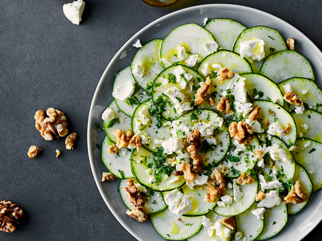 Skivet squash med ristede valnøtter og fetaost