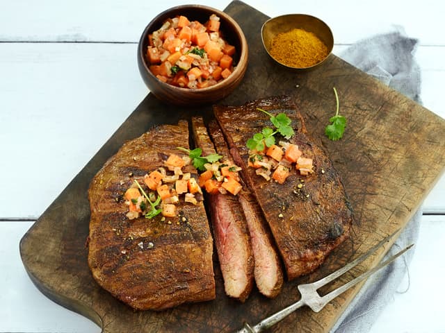 Helstekt biff med marokkansk gulrotsalat