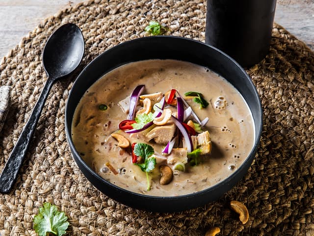 Kremet thaisuppe med kylling og cashewnøtter