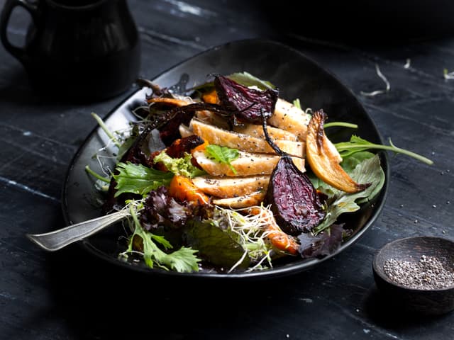 Høstsalat med kylling og ovnsbakte grønnsaker