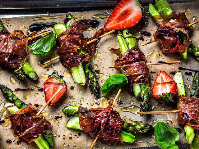 Ovnsbakte asparges med spekeskinke