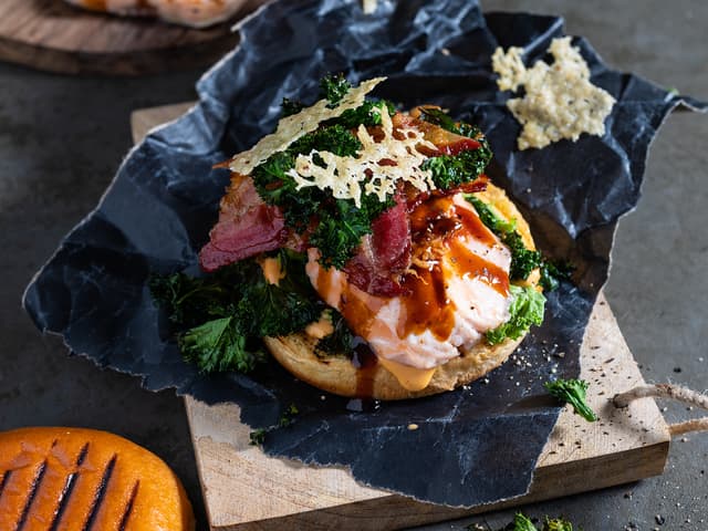 Grillet lakseburger med bacon, grønnkål og parmesan