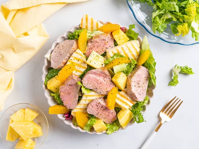 Salat med svinefilet og halloumi