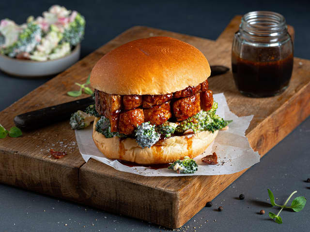 Ribbeburger med brokkolisalat