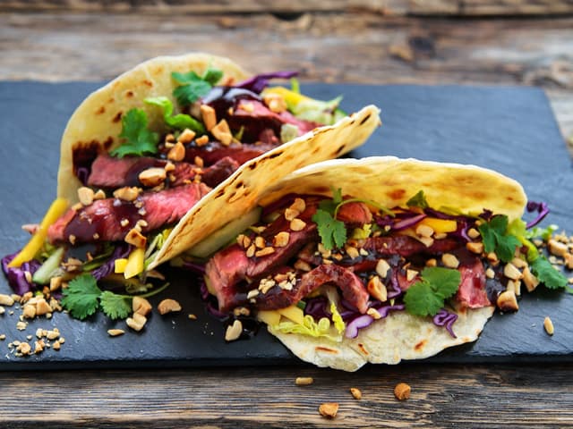 Taco med biff og BBQ saus