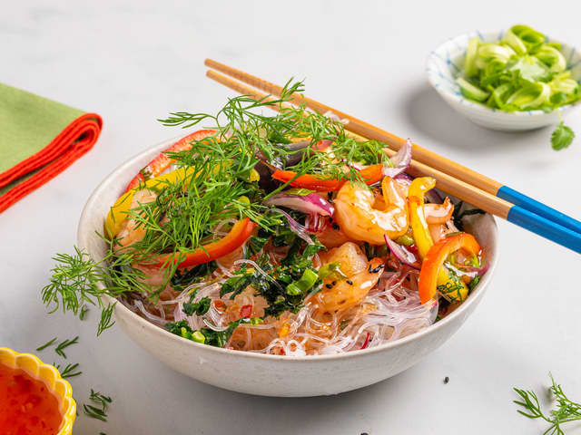 Wok med scampi og glassnudler