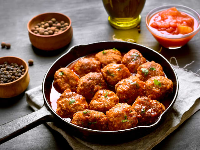 Lammeboller i tomatsaus