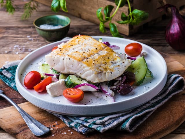 Stekt kveite med gresk salat