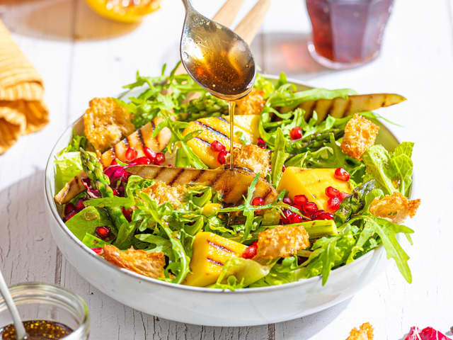 Sommersalat med Coca-Cola vinaigrette