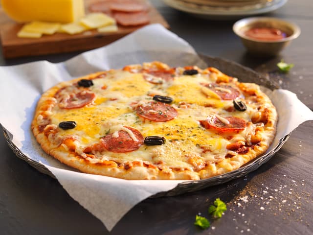 Pizza med chorizo og Bufarost