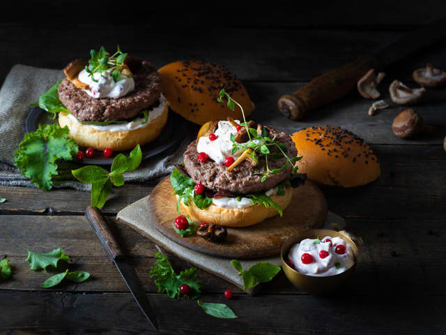 Lammeburger med kantareller og tyttebærkrem