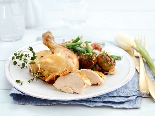Helstekt kylling med bønnesalat og stekte hvitløkspoteter