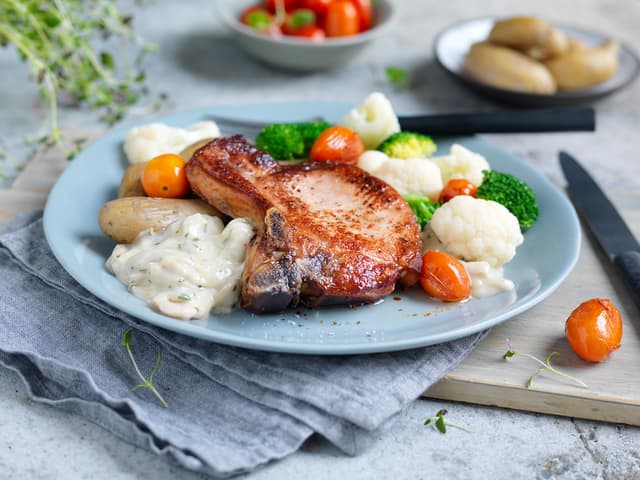 Svinekoteletter med sjampinjongstuing