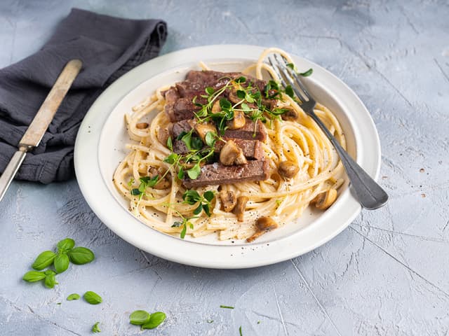 Kremet pasta med biff og sopp