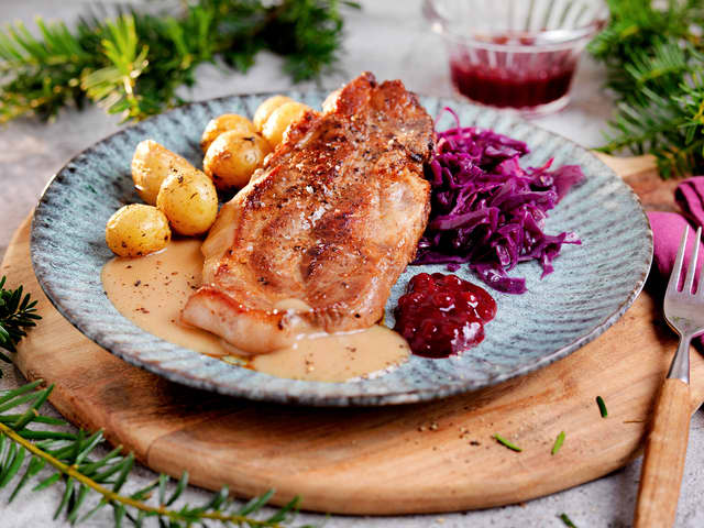 Nakkekoteletter med rødkål