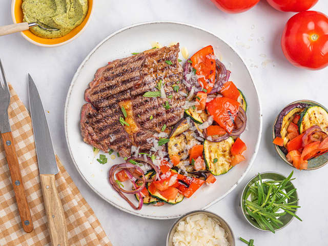 Biff med grillede grønnsaker